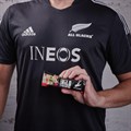 All Blacks Plant−Based HiLo® Protein Bar − White Chocolate Raspberry Flavour 